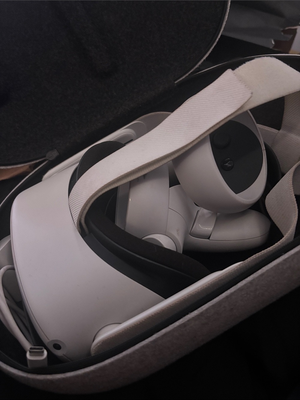 Oculus Quest Standalone VR Headset in White with Matching Controllers